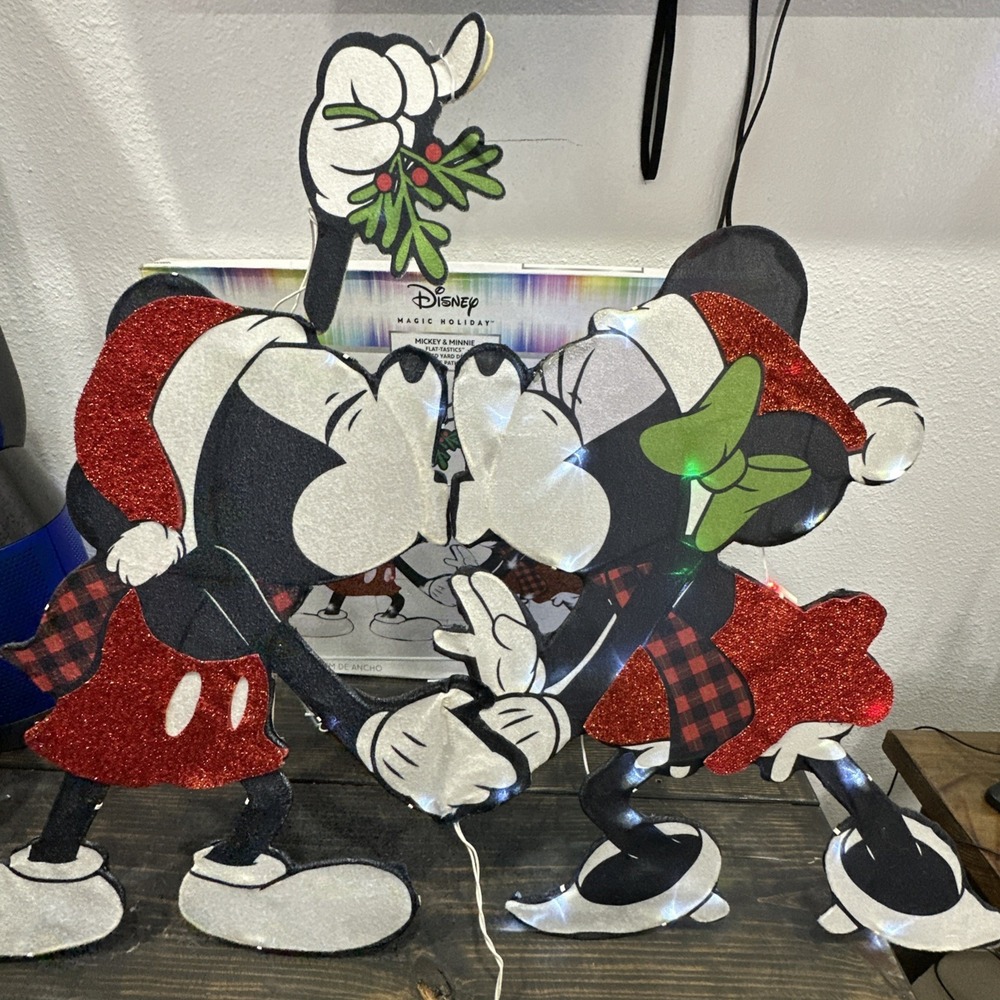 Mickey & Minnie Mouse Kissing Flat-Tastics Lighted Yard Decor Magic Holiday